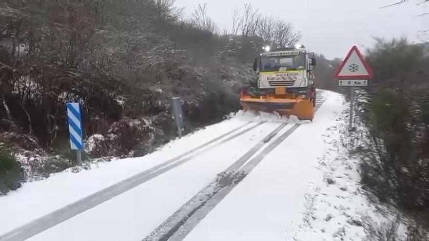 Video | Maquinaria de la Diputación de Cáceres retirando nieve en La Garganta