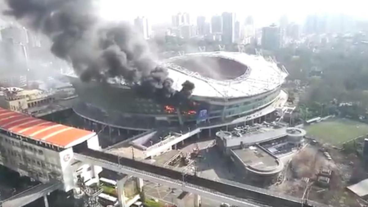 El espectacular incendio se produjo con el estadio vacío