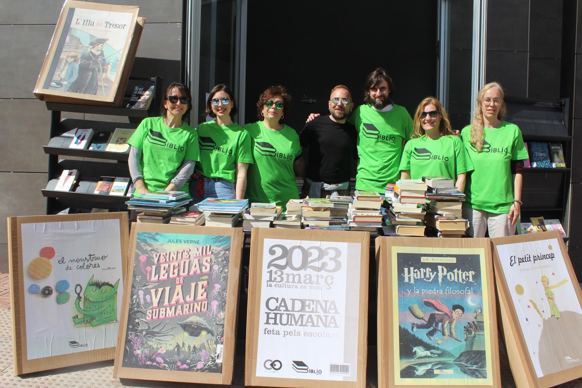 Cadena humana en Orpesa para trasladar libros a la nueva biblioteca