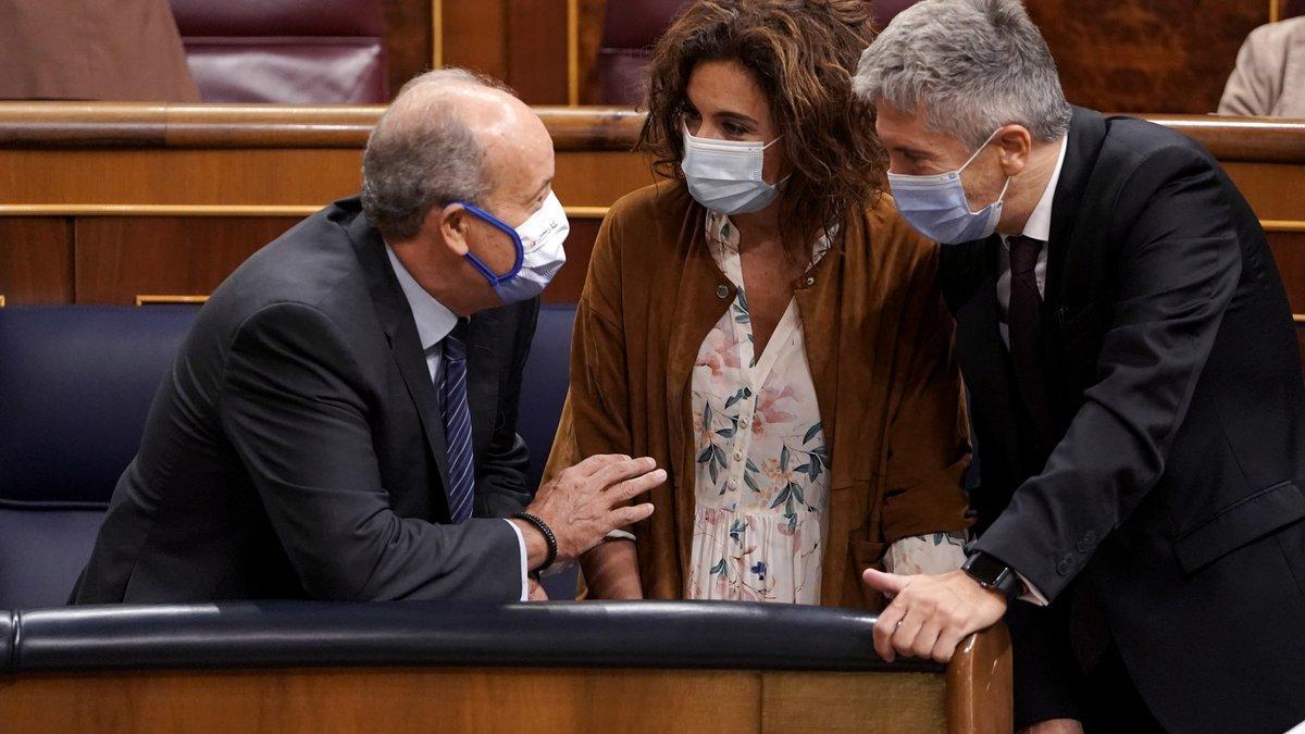 El titular de Justicia, Juan Carlos Campo, charla con los ministros de Hacienda e Interior, María Jesús Montero y Fernando Grande-Marlaska, este 23 de septiembre en el pleno del Congreso.