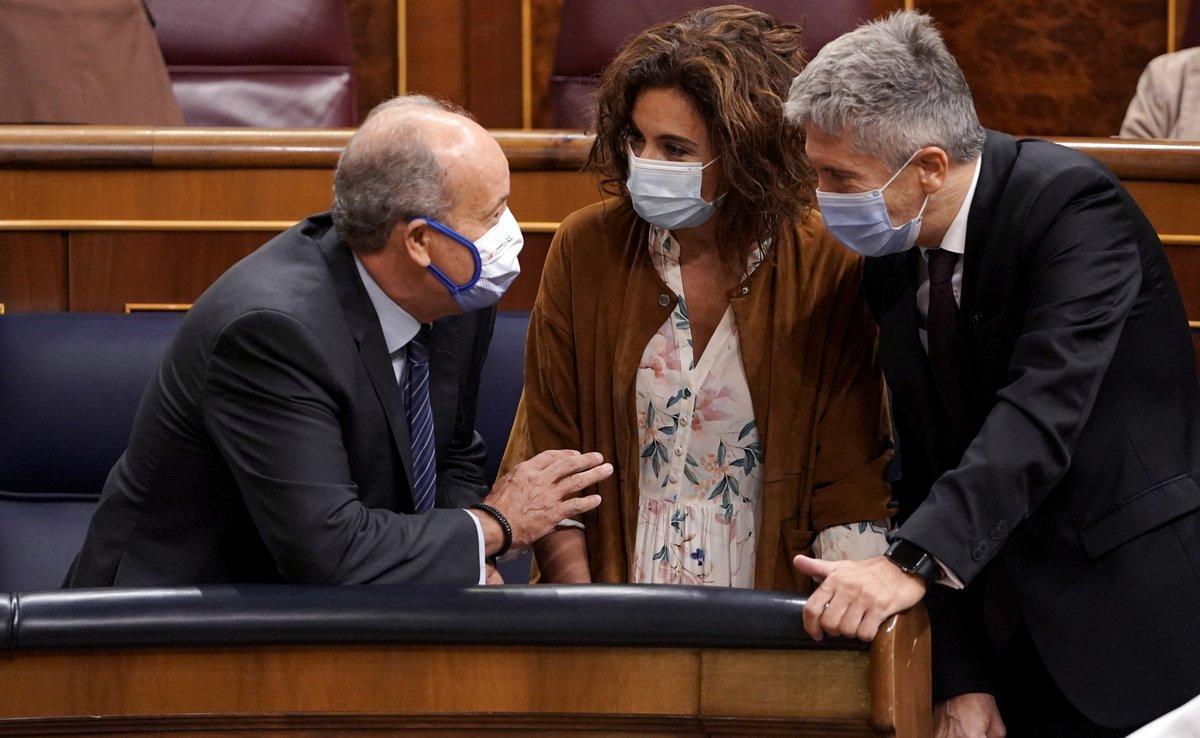 (I-D) El ministro de Justicia, Juan Carlos Campo; la ministra de Hacienda, MarÃ­a JesÃºs Montero; y el ministro de Interior, Fernando Grande-Marlaska, charlan durante una sesiÃ³n de control al Gobierno en el Congreso de los Diputados, en Madrid (EspaÃ±a), a 23 de septiembre de 2020. Los pactos presupuestarios copan el protagonismo del pleno despuÃ©s de que la semana pasada el Ejecutivo iniciara una ronda de contactos con los grupos de la oposiciÃ³n para tantear posibles apoyos para las cuentas pÃºblicas de 2021.