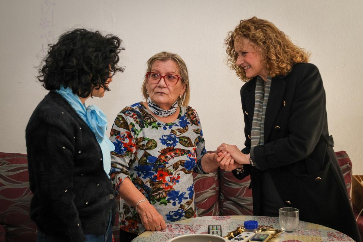 La consellera y la alcaldesa con la usuaria.