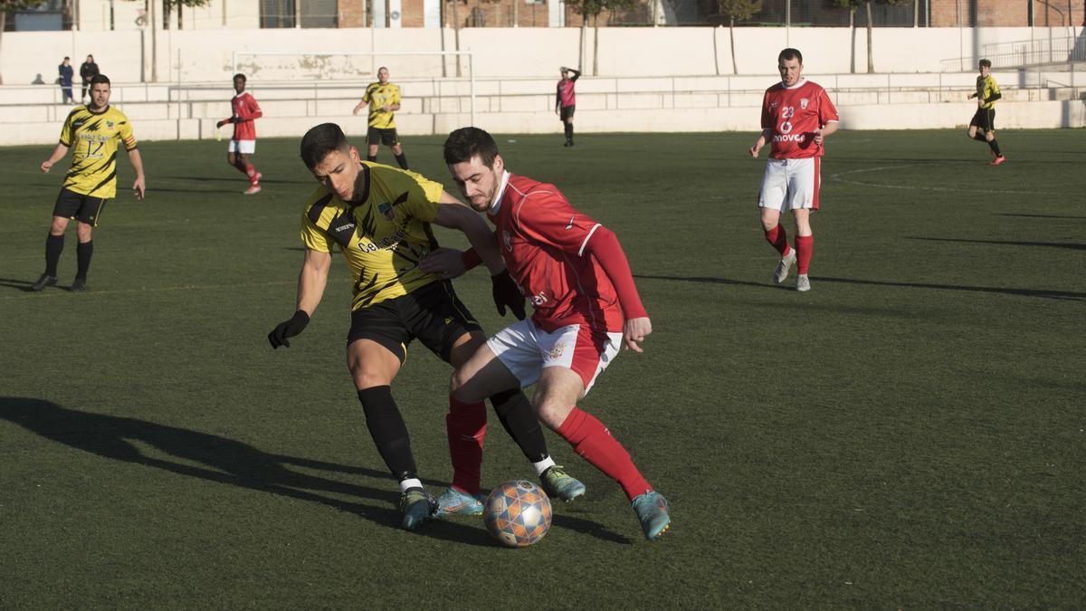 Dos jugadors lluiten per la pilota