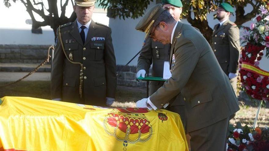 Jaca guarda silencio en honor al militar fallecido mientras hacía instrucción