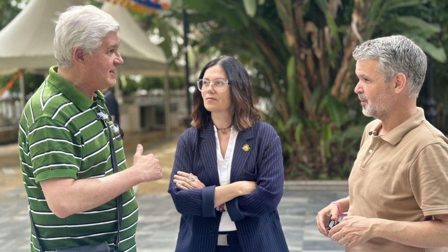 La portavoz del PSOE de Marbella, Isabel Pérez, dialoga con dos ediles socialistas en el Paseo de La Alameda. | L.O.