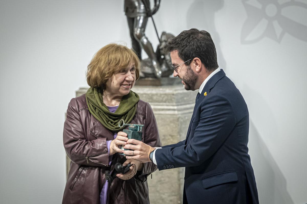 La escritora Svetlana Alexievich, que recibió en 2022 el XXXIV Premi Internacional Catalunya, con el president de la Generalitat, Pere Aragonès.