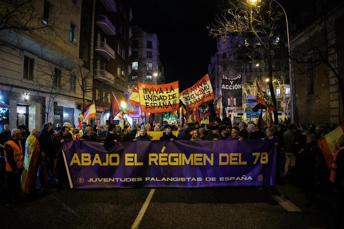 Manifestación de la Falange Española, frente a la sede del PSOE en la calle Ferraz de Madrid, este viernes.