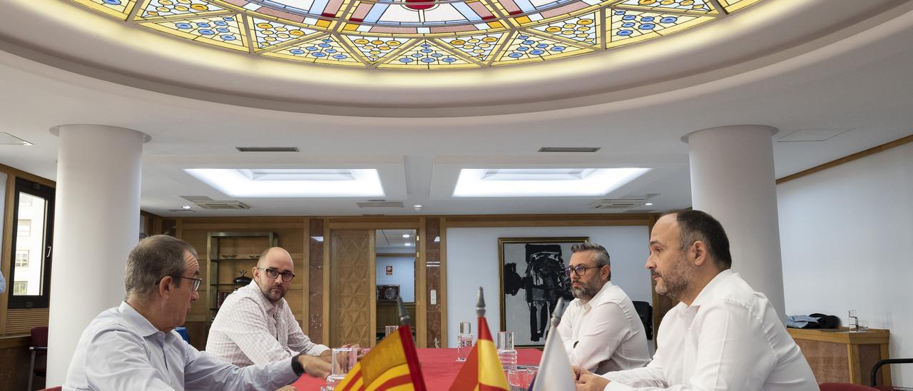 Los equipos balear y canario, durante la reunión de este viernes.