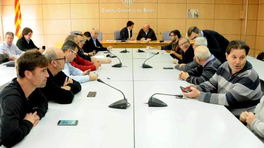 Els membres del Consell d&#039;Alcaldes durant una reunió al Consell Comarcal.