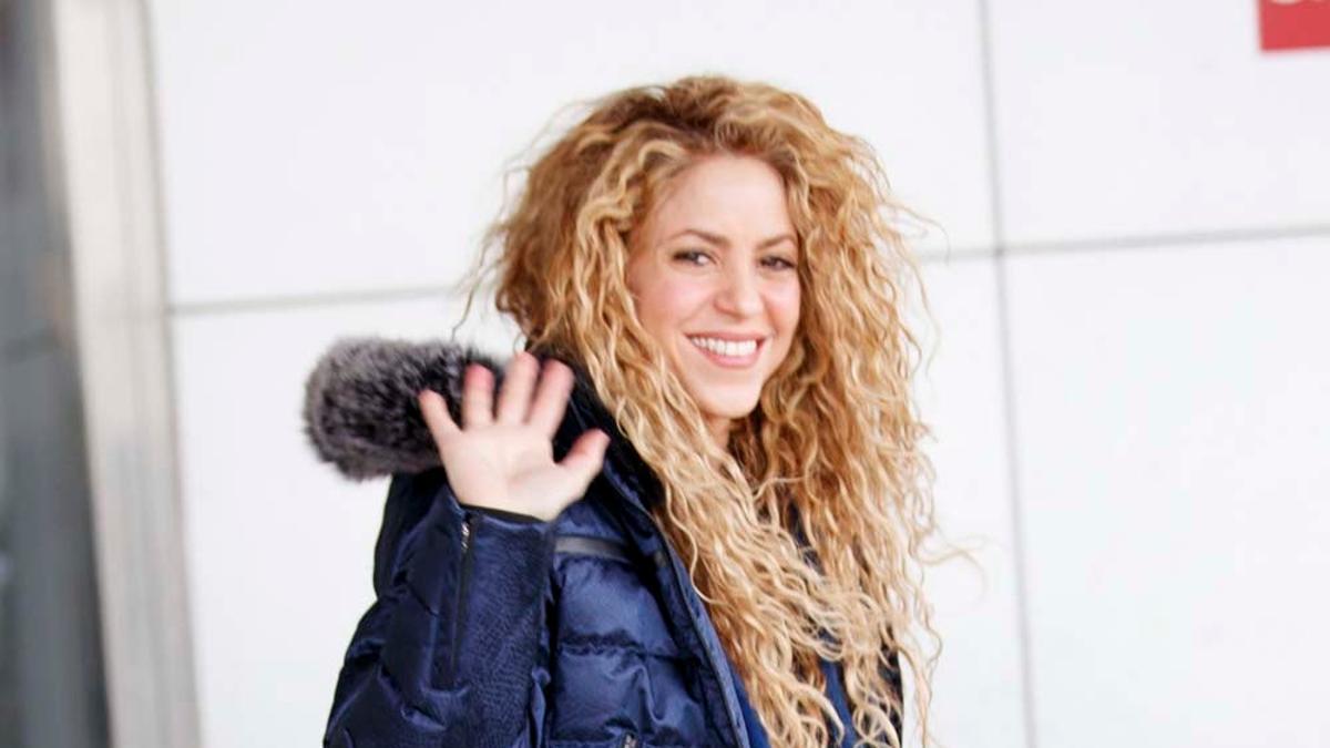 Shakira en Nueva York con plumas azul