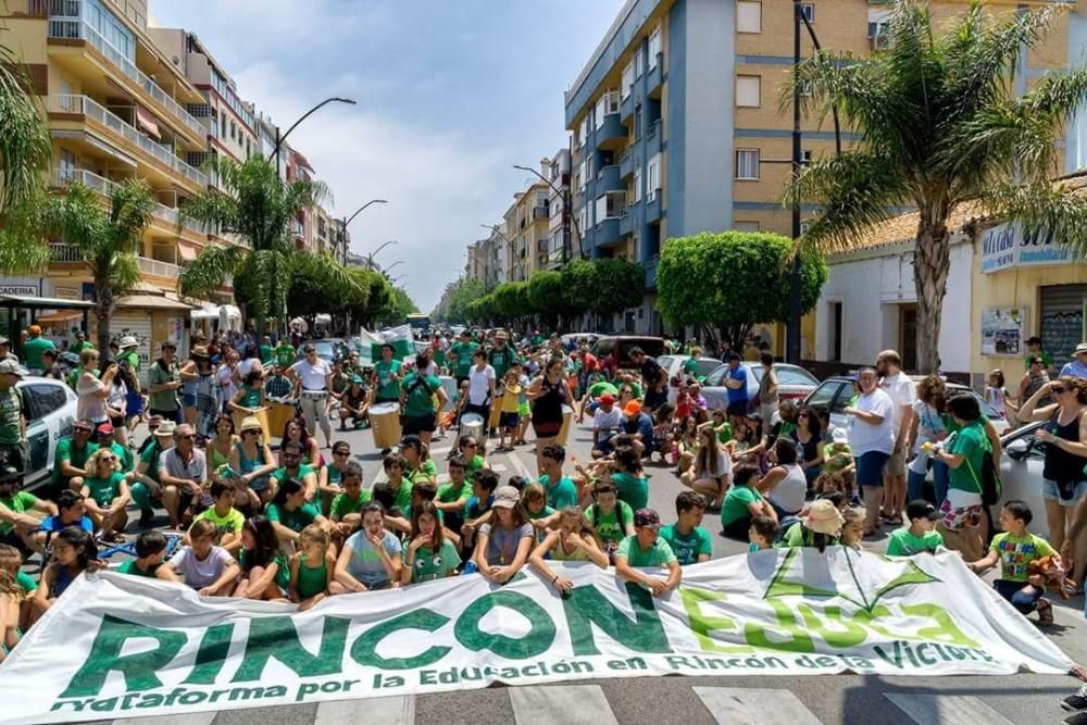 Más de un millar de rinconeros se manifiesta en la localidad axárquica para exigir una vez más la construcción de un nuevo centro de Educación Secundaria que mitigue la masificación actual