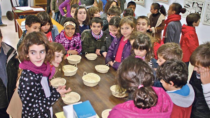 Los alumnos de 3º de Primaria del CEIP Ponent de Inca inauguraron ayer la exposición.