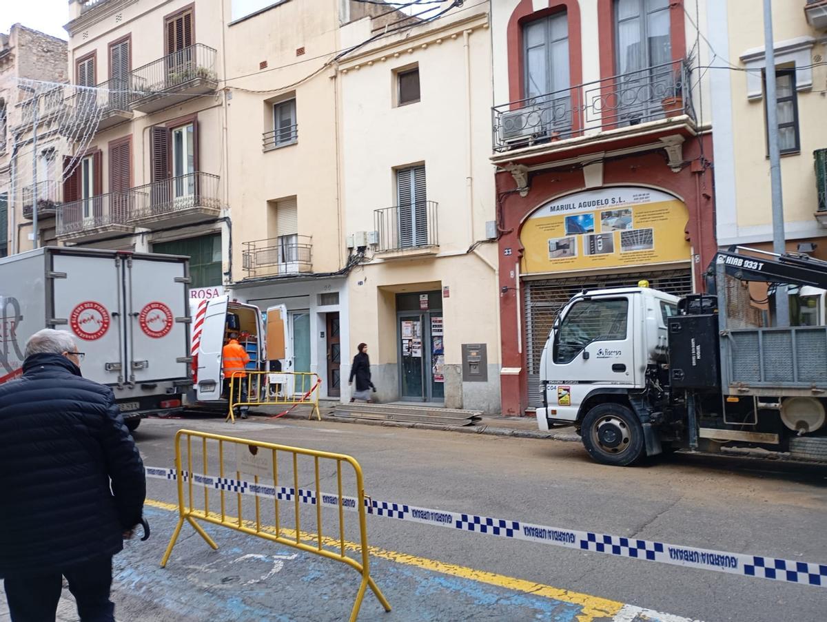 EN IMATGES | Una fuita al carrer Nou de Figueres talla el subministrament d’aigua a diversos veïns i afecta quatre comerços