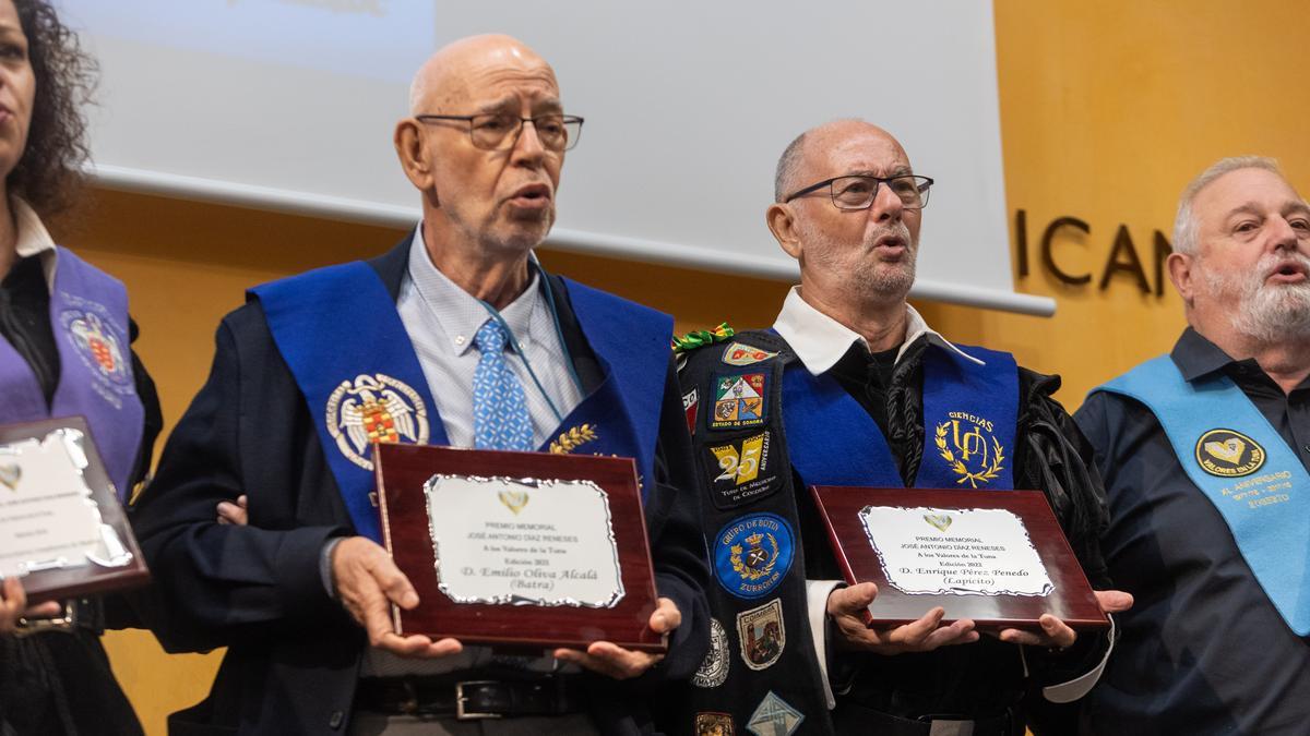 Homenaje de las tunas de España a Enrique, el humorista gráfico del Diario Información