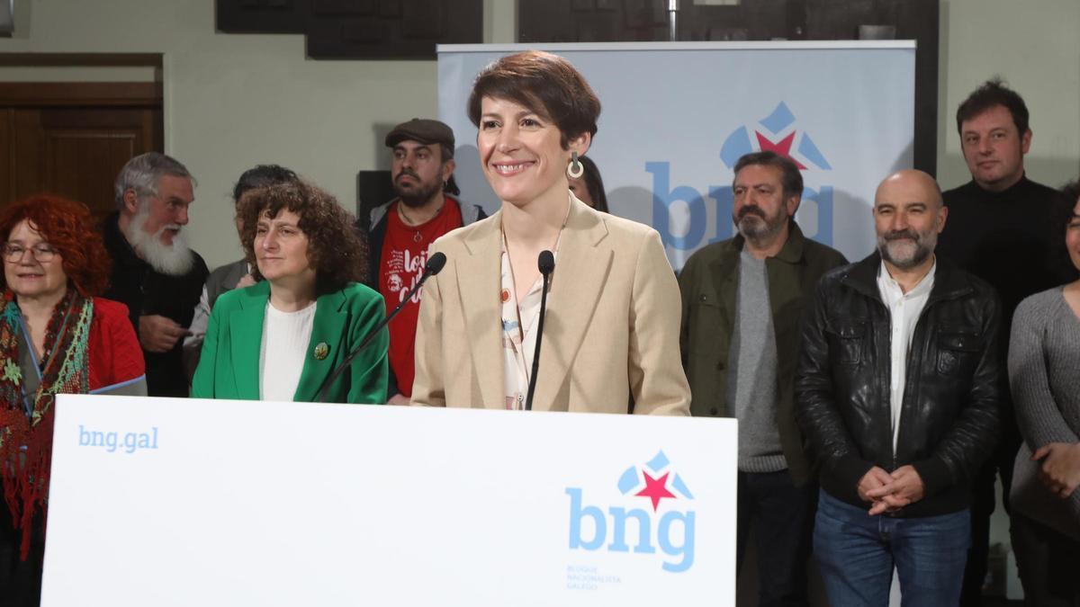Ana Pontón, con los miembros de la ejecutiva del BNG, en un hotel de Santiago de Compostela.