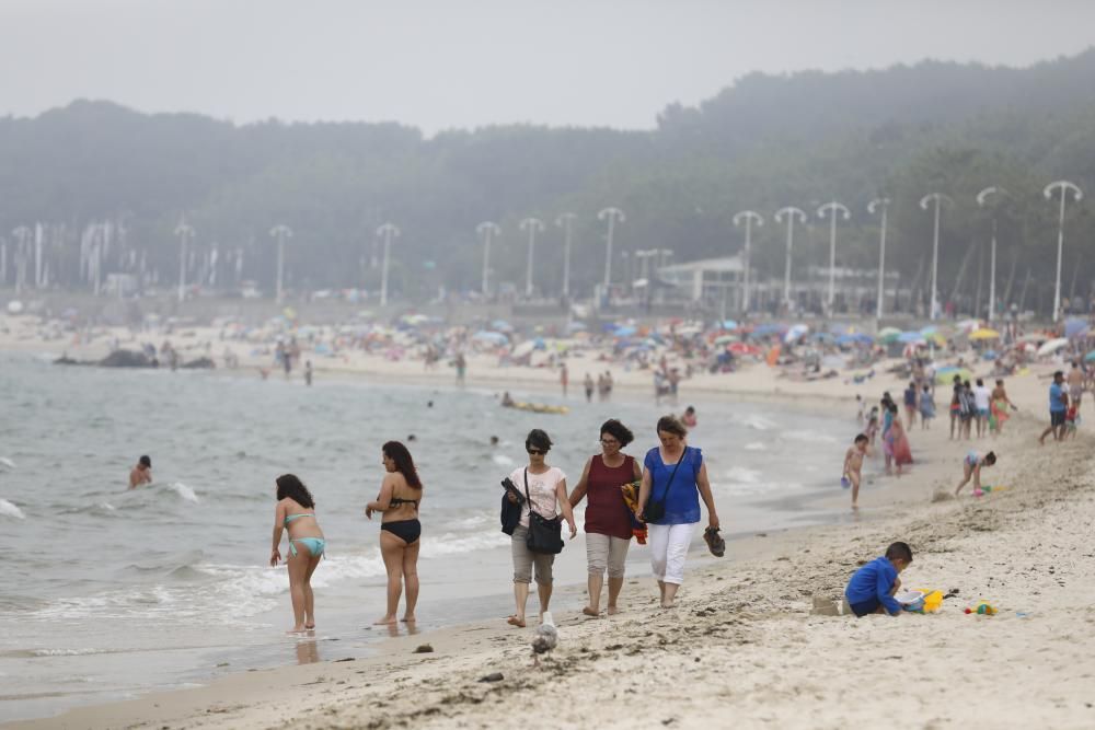 Una repentina nube gris se posó sobre Vigo a primera hora de la tarde con los arenales abarrotados.