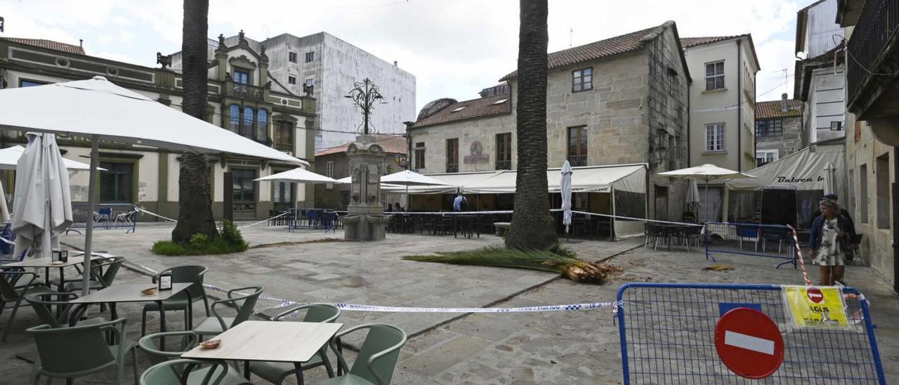 Vista general de la plaza, acordonada desde el domingo por la tarde. |   // PABLO HERNÁNDEZ