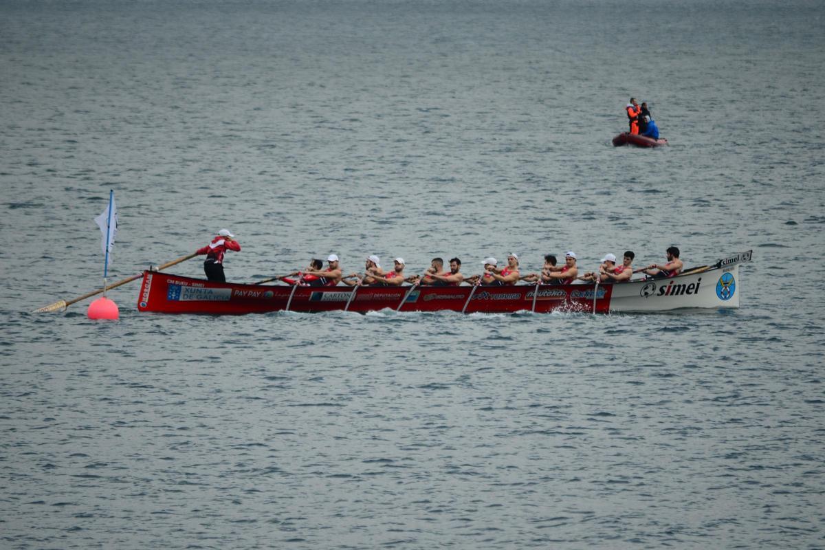 La trainera de la Marusía de Bueu durante la regata de ayer en el Memorial Pepe O Ruso.