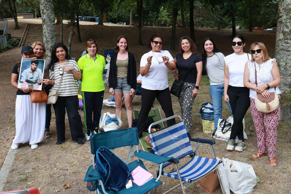 Vigo. Fans de Chayanne acampados en Castrelos esperando su concierto