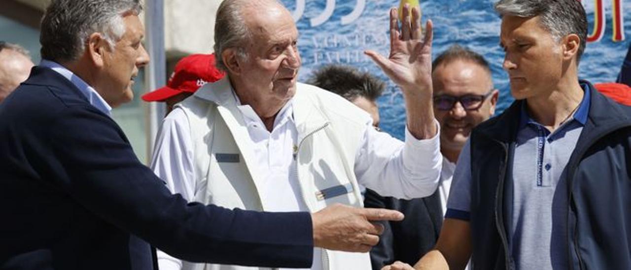 El rey emérito Juan Carlos I es recibido por el alcalde de Sanxenxo, Telmo Martín.