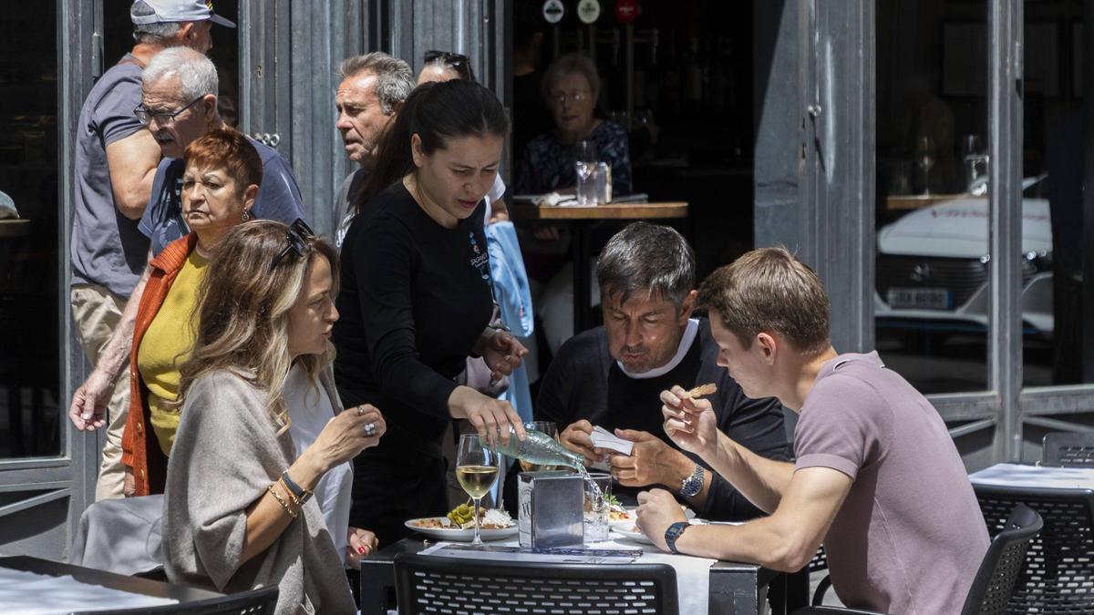 Una camarera en un servicio en València este martes tras el apagón.
