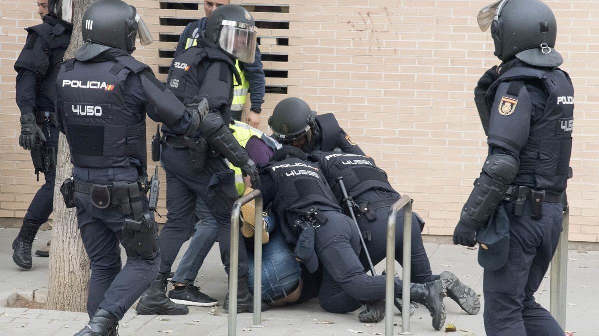 Agente de policía reducen a una persona en el colegio Cappont de Lleida.