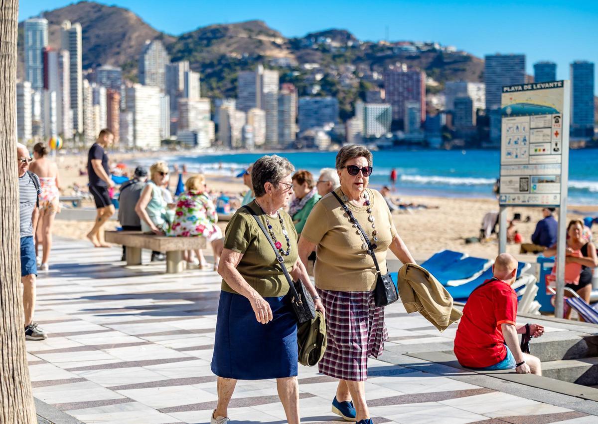 Dos mujeres mayores en la playa de Benidorm.