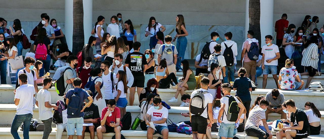 El anfiteatro del Aulario II de la Universidad de Alicante recupera, con las pruebas de Selectividad, el bullicio que paralizó la pandemia. | RAFA ARJONES