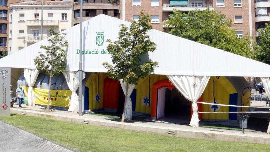 Carpa instal·lada al costat del CUAP Prat de la Riba de Lleida |