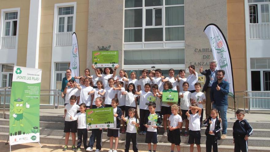 Los escolares de Arrecife y Teguise tras recibir los premios por reciclar pilas usadas