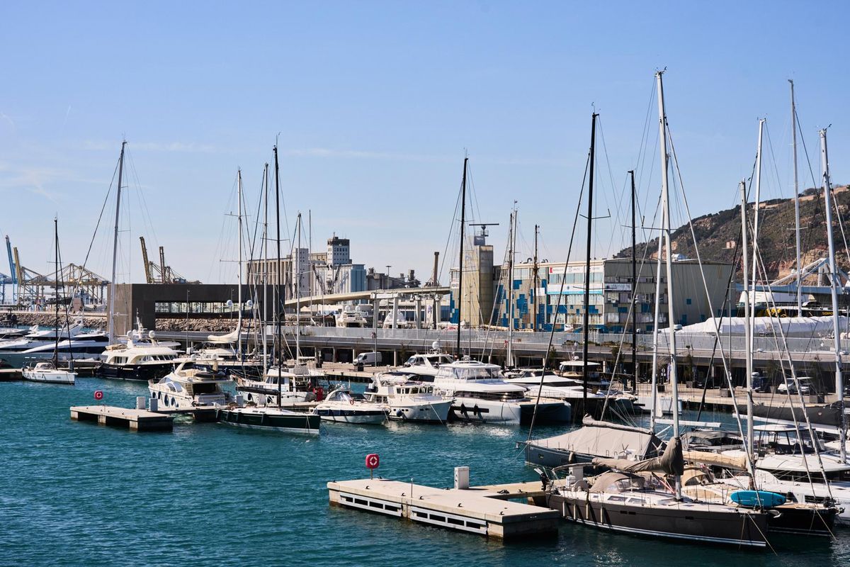 Zona de la concesión de Marina Vela, en el Port Vell de Barcelona, con el edificio Mirador y la Rambla del Rompeolas de fondo.