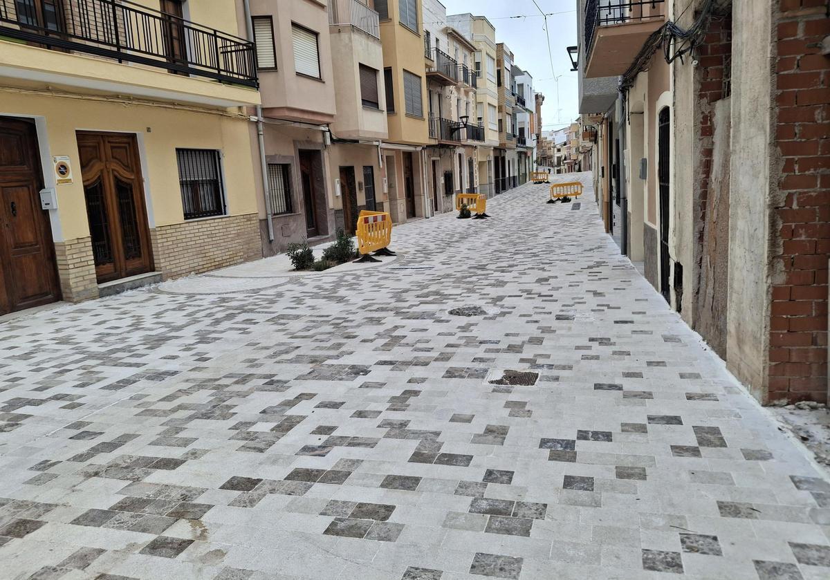 Imagen de hace unas semanas del nuevo pavimento del Carrer Major