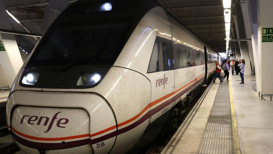 Un tren de la serie 121
en la estación de Urzáiz
antes de salir hacia el
Eje Atlántico.
  | //  J. LORES