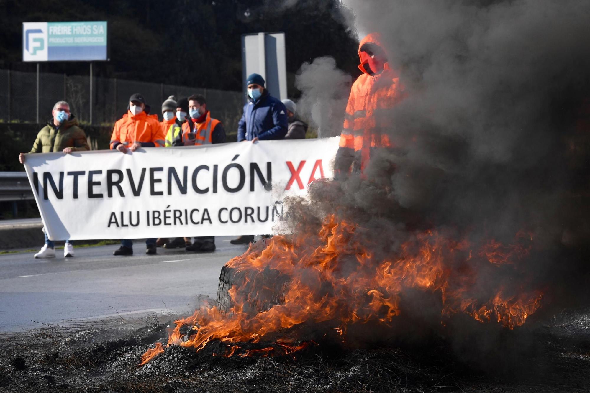 Protestas de los trabajadores de Alu Ibérica en la entrada de la factoría