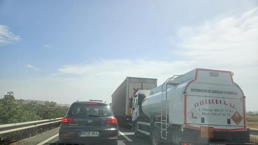 Atascos en la A-7 a la altura de Librilla por un accidente múltiple con tres vehículos implicados