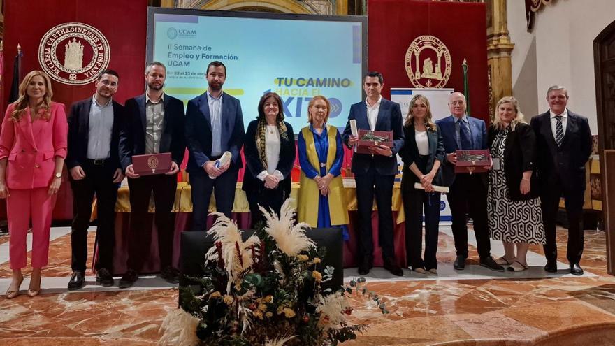 Los premiados, acompañados por la presidenta de la UCAM, su rectora, el vicerrector de Calidad y Ordenación Académica y la directora general del SEF.   | UCAM