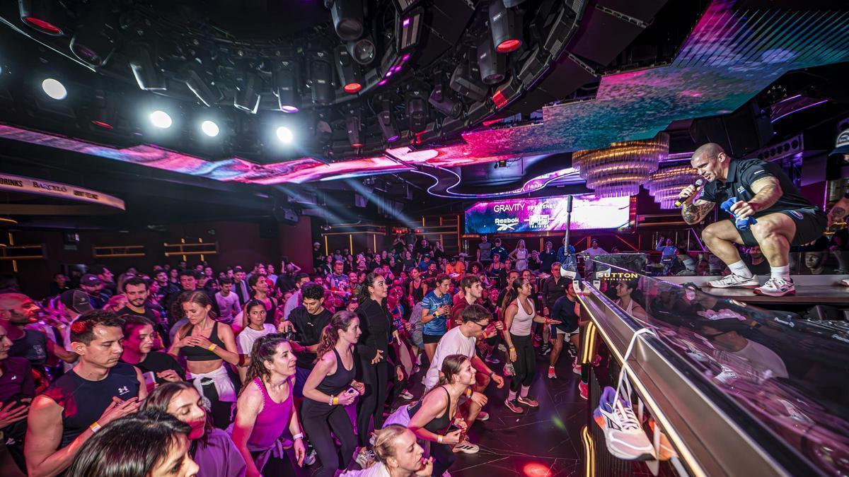 Así es la fiesta runner más multitudinaria de Barcelona: 900 corredores de marcha (literal) en la discoteca Sutton