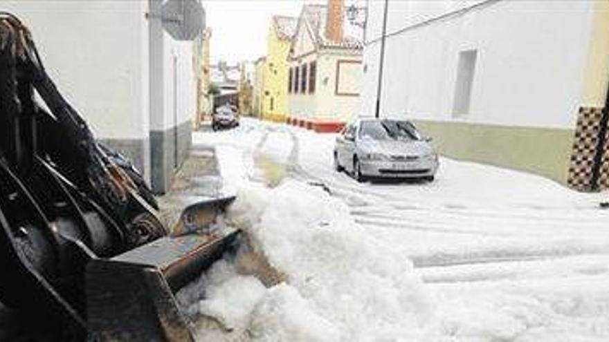 Una intensa granizada sorprende a  vecinos del Alto Palancia y Els Ports