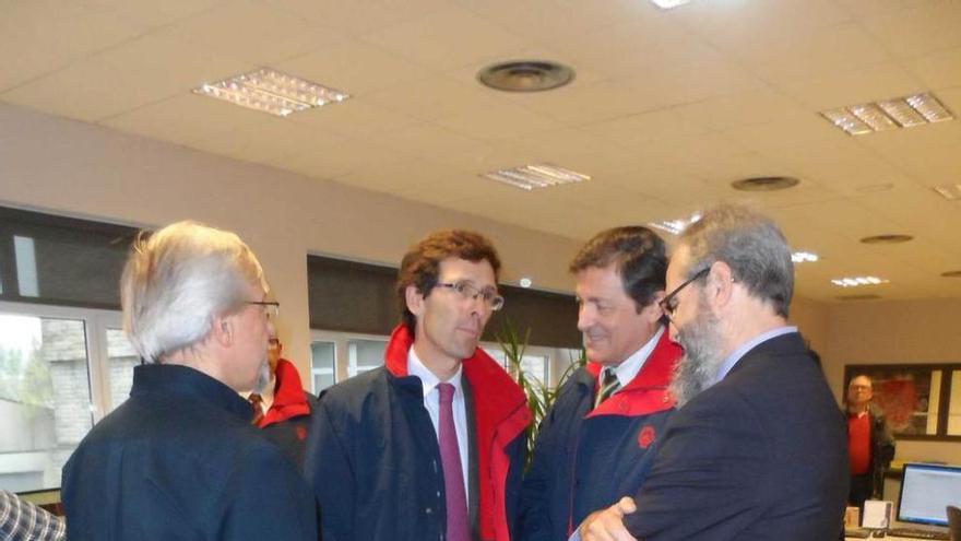 Julio Peláez y Javier Fernández, en el centro, con dos trabajadores en la sala de control de Tudela Veguín en Aboño.