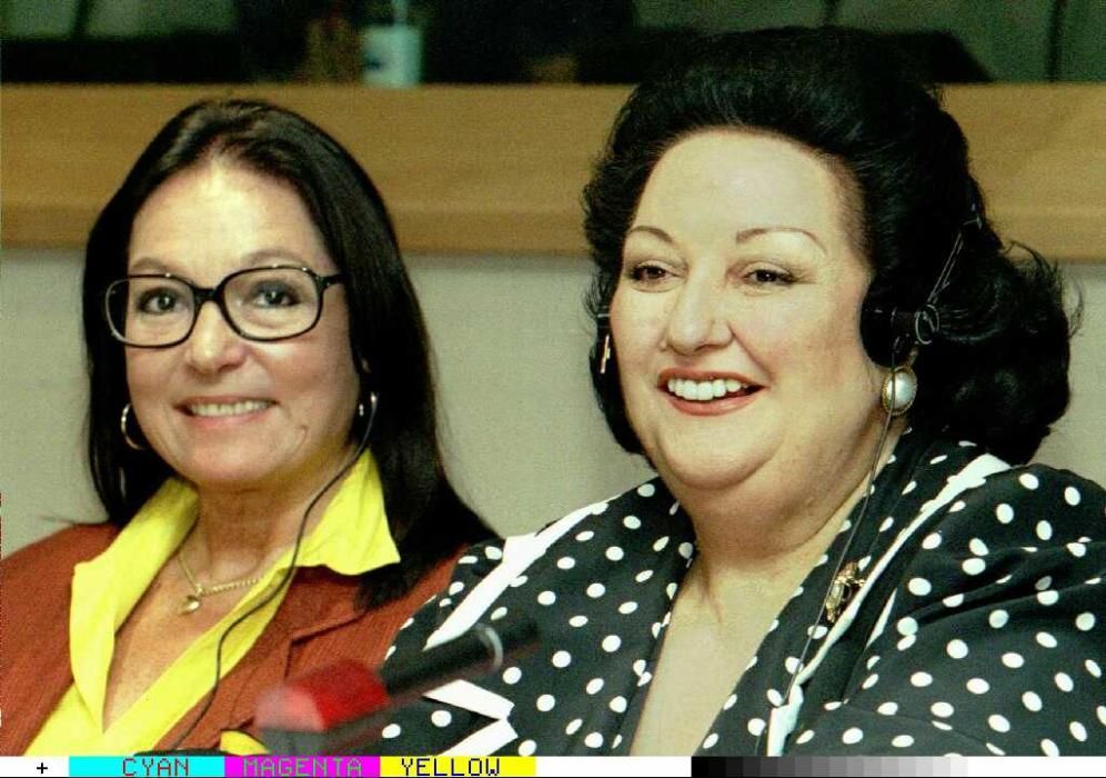 Montserrat Caballñé (dcha.) y la cantante griega Nana Mouskouri (izda.) en el Parlamento europeo de Bruselas.