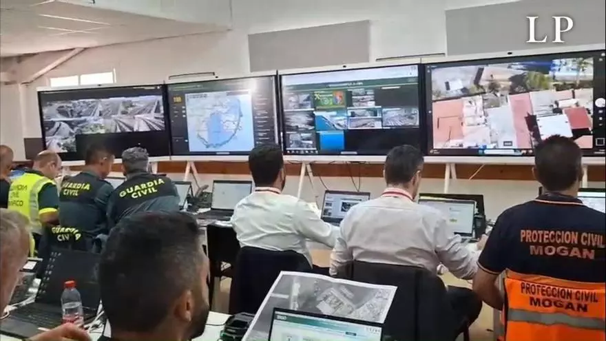 Los dispositivos de la Guardia Civil ya se encuentran desplegados en el muelle de Arguineguín