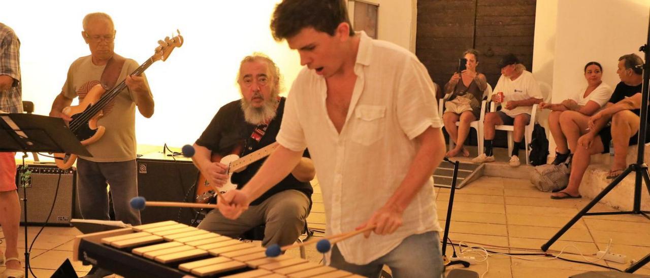 Imagen de archivo de una actuación de Andrés Coll, el año pasado en Formentera.  | CARMELO CONVALIA