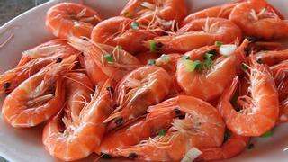 El debate de las Navidades: ¿Es malo chupar las cabezas de las gambas y los langostinos?