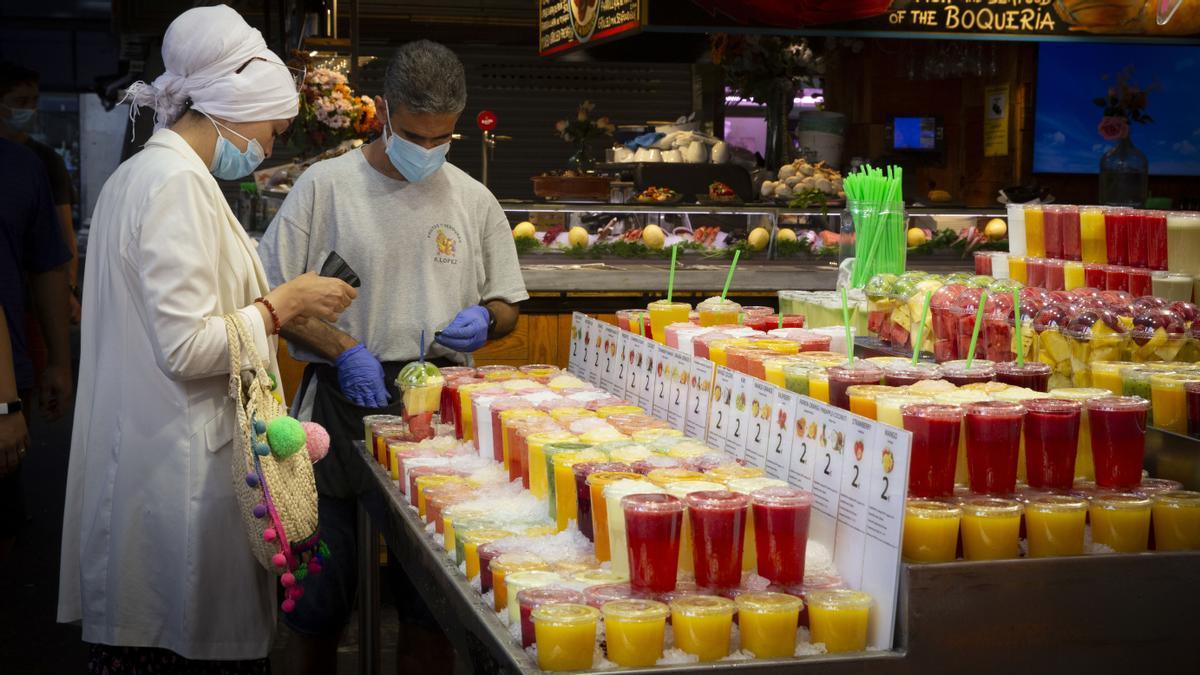 Vuelven los zumos de frutas a dar color al mercado de la Boqueria en el mes de Agosto