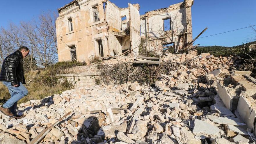 La antigua estación de Agres se vuiene abajo