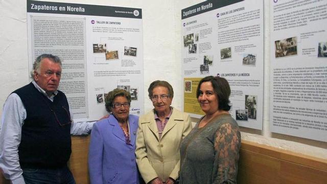 Miguel Ángel Fuente, Encarna Blanco, Rafaela Blanco y Alicia Muñiz, ayer, en la Torre del Reloj.