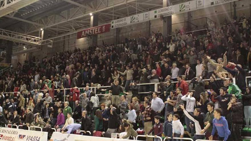 El Cáceres de baloncesto regala entradas a cambio de alimentos no perecederos