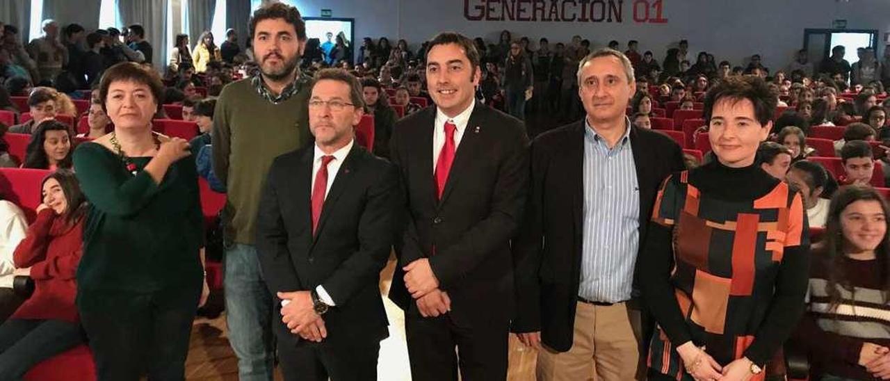 La edil Susana García, Jonás Fernández, Genaro Alonso, el alcalde Gerardo Sanz; el director, Carlos Suárez, y la inspectora Ana M.ª Figueiras.