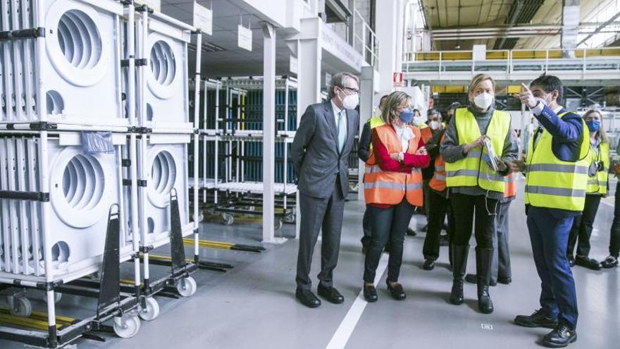 Visita 8 La consejera Marta Gastón, ayer en la fábrica de La Cartuja. | EFE / J. CEBOLLADA