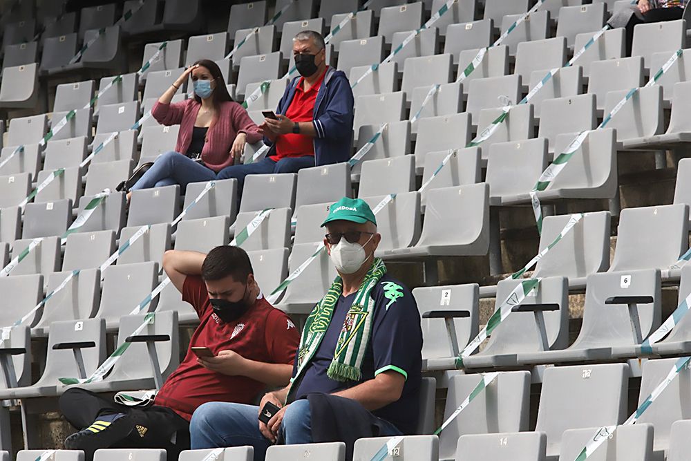 Aficionados asistentes al encuentro Córdoba CF-Cádiz B